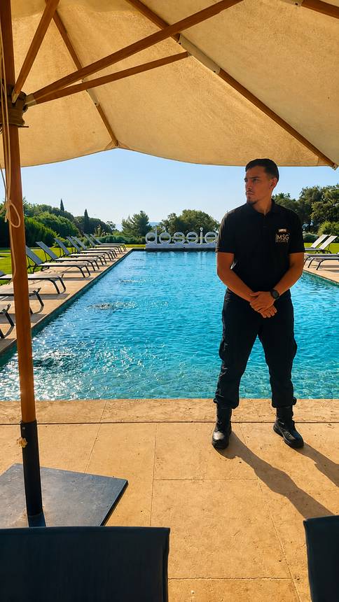 Agent MSG Sécurité en villa de prestige, bord de piscine