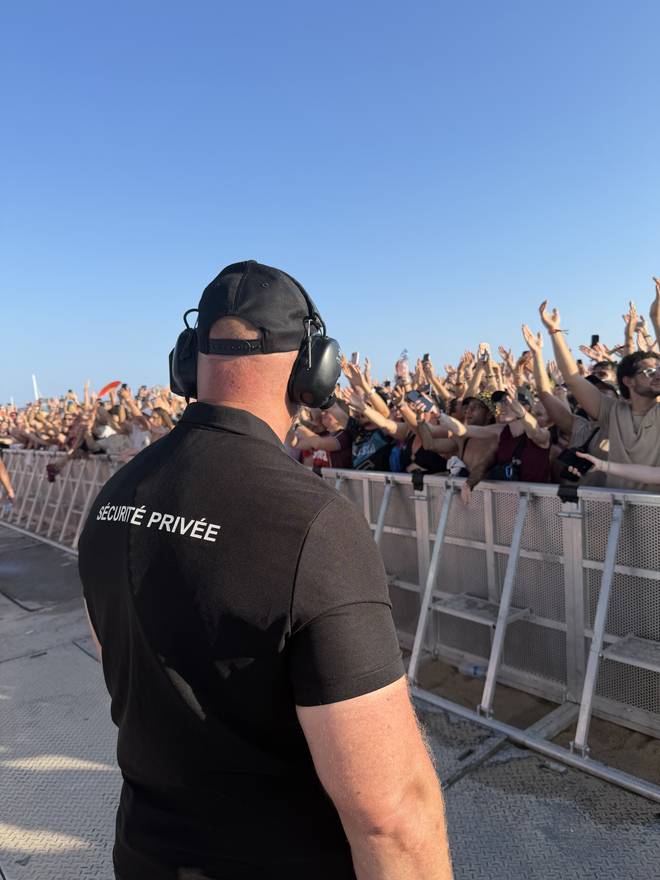 Agent MSG Sécurité face au public