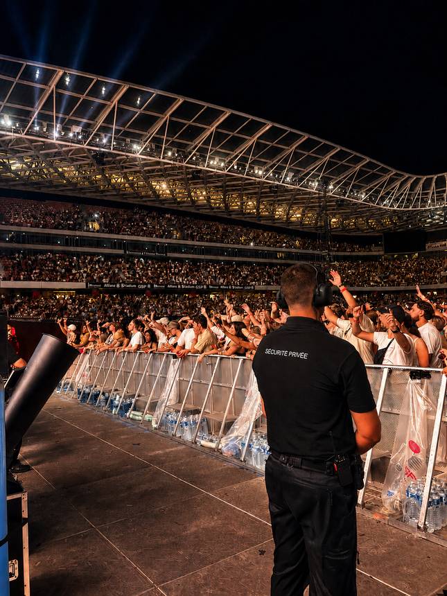 Agent MSG Sécurité au stade, face au public